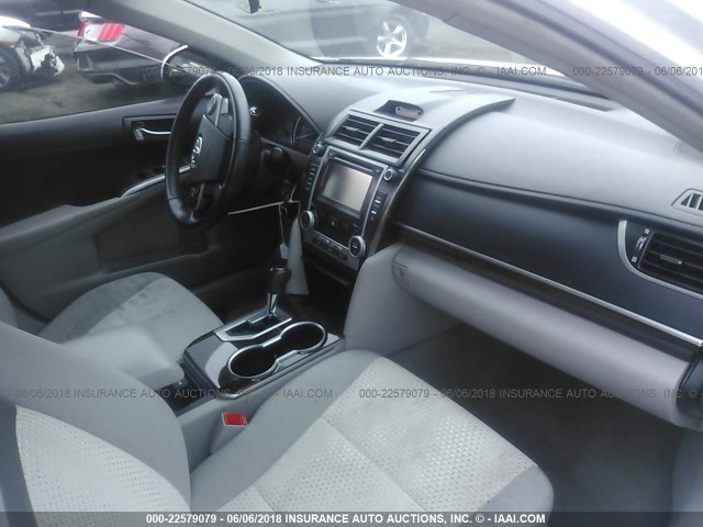 4T1BF1FK0EU819818 - 2014 TOYOTA CAMRY L/SE/LE/XLE თეთრი ფოტო 5