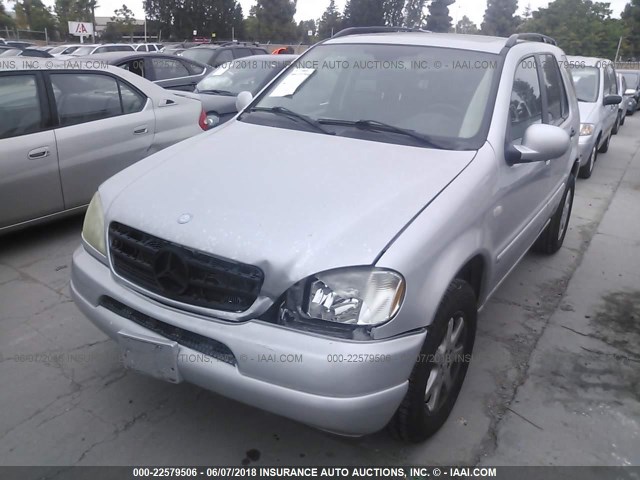 4JGAB72E3YA213767 - 2000 MERCEDES-BENZ ML 430 银色 照片 2