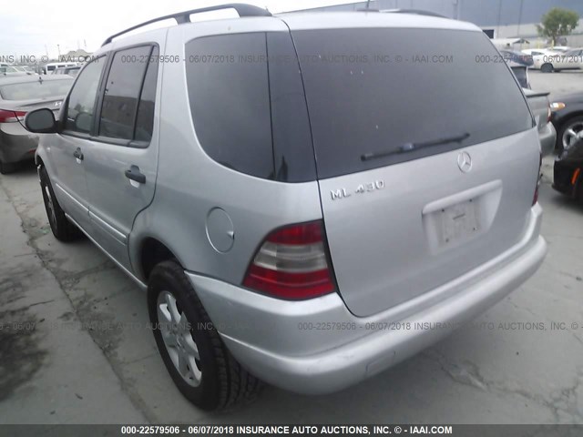 4JGAB72E3YA213767 - 2000 MERCEDES-BENZ ML 430 SILVER photo 3