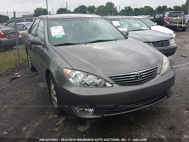 4T1BF30K95U611859 - 2005 TOYOTA CAMRY LE/XLE/SE ვერცხლისფერი ფოტო 1