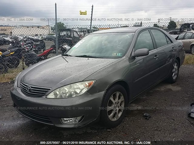 4T1BF30K95U611859 - 2005 TOYOTA CAMRY LE/XLE/SE ვერცხლისფერი ფოტო 2