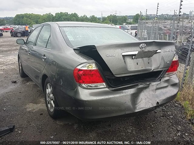 4T1BF30K95U611859 - 2005 TOYOTA CAMRY LE/XLE/SE ვერცხლისფერი ფოტო 3