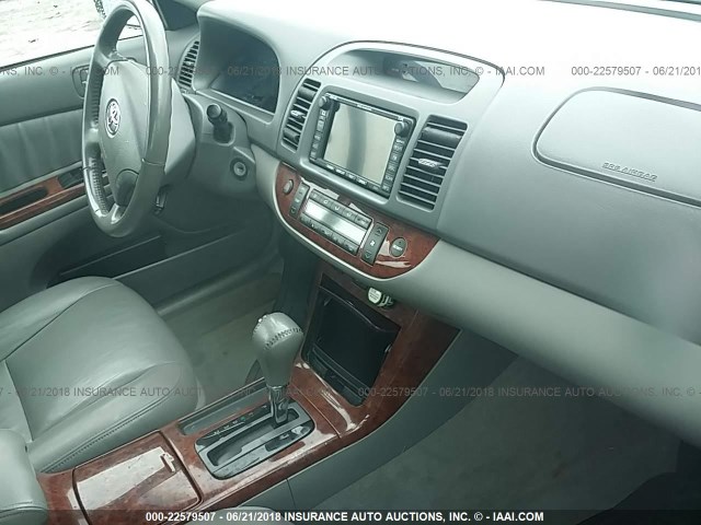 4T1BF30K95U611859 - 2005 TOYOTA CAMRY LE/XLE/SE ვერცხლისფერი ფოტო 5