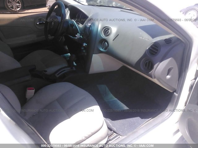 2G2WP522551339578 - 2005 PONTIAC GRAND PRIX WHITE photo 5