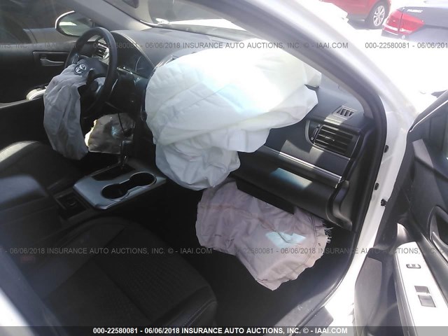 4T1BF1FKXCU129300 - 2012 TOYOTA CAMRY SE/LE/XLE WHITE photo 5