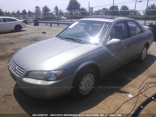 4T1BG22K7WU301151 - 1998 TOYOTA CAMRY CE/LE/XLE SILVER photo 2
