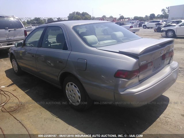 4T1BG22K7WU301151 - 1998 TOYOTA CAMRY CE/LE/XLE SILVER photo 3