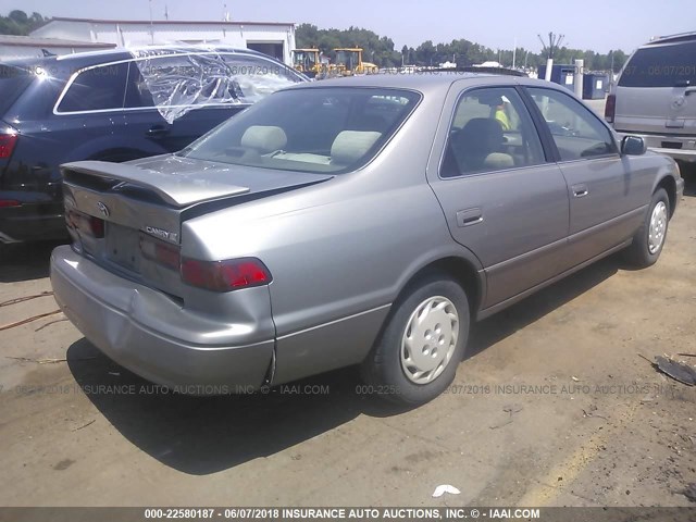 4T1BG22K7WU301151 - 1998 TOYOTA CAMRY CE/LE/XLE SILVER photo 4