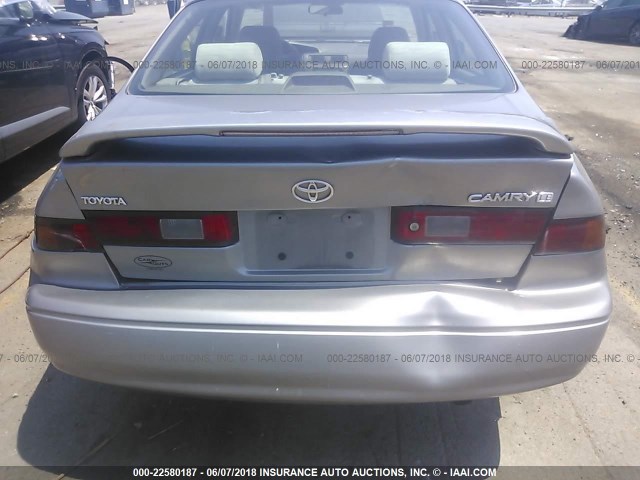 4T1BG22K7WU301151 - 1998 TOYOTA CAMRY CE/LE/XLE SILVER photo 6