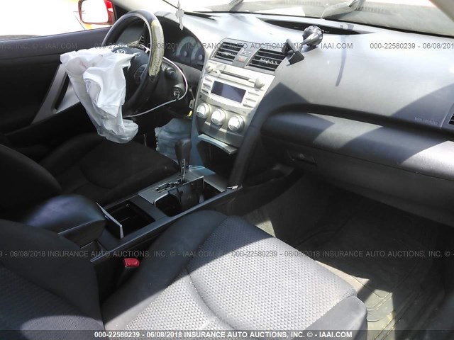 4T1BF3EK5AU095163 - 2010 TOYOTA CAMRY SE/LE/XLE წითელი ფოტო 5