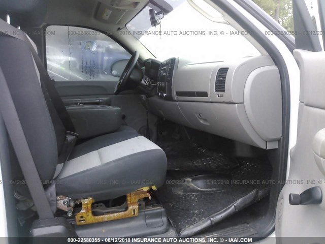 1GTEC19CX8Z147515 - 2008 GMC SIERRA C1500 WHITE photo 5