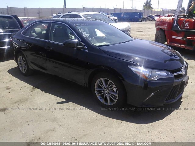 4T1BF1FK3HU763295 - 2017 TOYOTA CAMRY LE/XLE/SE/XSE 黑色 照片 1