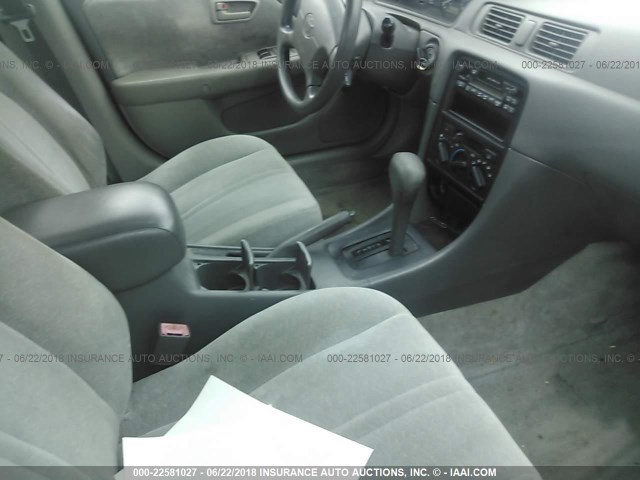 JT2BG22K5W0150377 - 1998 TOYOTA CAMRY CE/LE/XLE ნაცრისფერი ფოტო 5