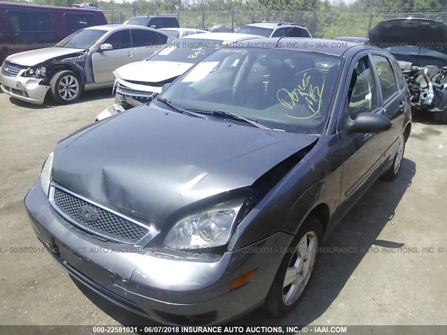 1FAHP37N47W334739 - 2007 FORD FOCUS ZX5/S/SE/SES GRAY photo 2