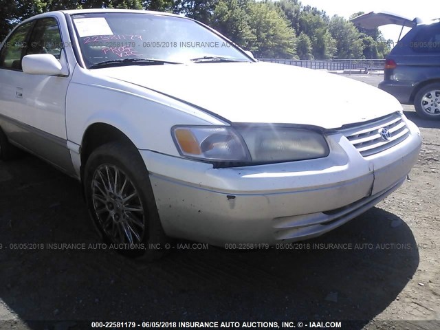JT2BG22K6X0331067 - 1999 TOYOTA CAMRY LE/XLE Weiß Foto 6