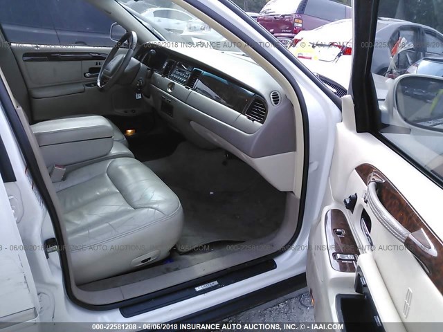 1LNHM83W11Y698087 - 2001 LINCOLN TOWN CAR CARTIER WHITE photo 5