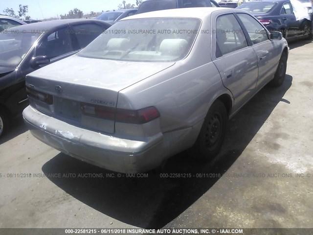 JT2BG22K3X0348960 - 1999 TOYOTA CAMRY LE/XLE SILVER photo 4