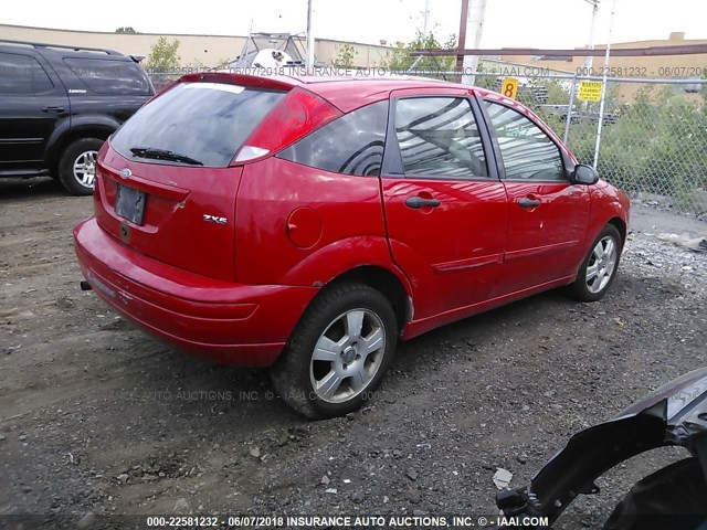 1FAFP37N46W252788 - 2006 FORD FOCUS ZX5 RED photo 4