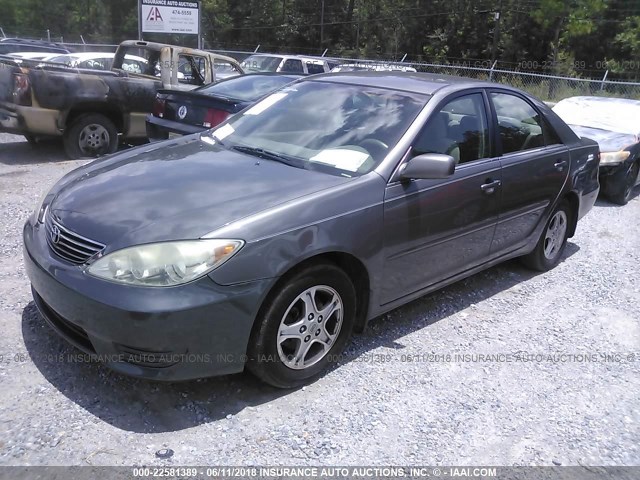 4T1BE32K05U955712 - 2005 TOYOTA CAMRY LE/XLE/SE 灰色 照片 2