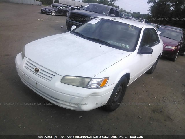 JT2BG22K2V0002363 - 1997 TOYOTA CAMRY LE/XLE WHITE photo 2