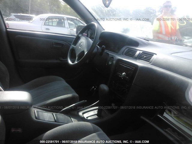 JT2BG22K2V0002363 - 1997 TOYOTA CAMRY LE/XLE WHITE photo 5