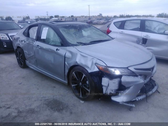 4T1BZ1HK6JU002514 - 2018 TOYOTA CAMRY XSE/XLE Gümüş foto 1
