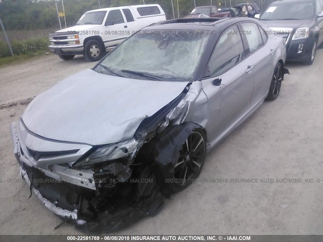 4T1BZ1HK6JU002514 - 2018 TOYOTA CAMRY XSE/XLE Gümüş foto 2