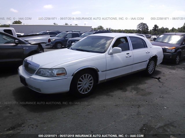 1LNHM81W75Y622754 - 2005 LINCOLN TOWN CAR SIGNATURE WHITE photo 2