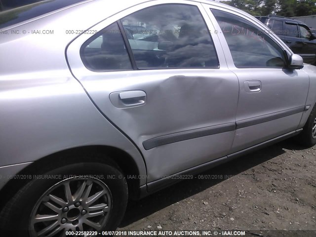 YV1RS64A942374358 - 2004 VOLVO S60 SILVER photo 6