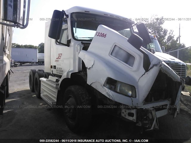 4V4MC9GH17N463632 - 2007 VOLVO VNM M WHITE photo 1