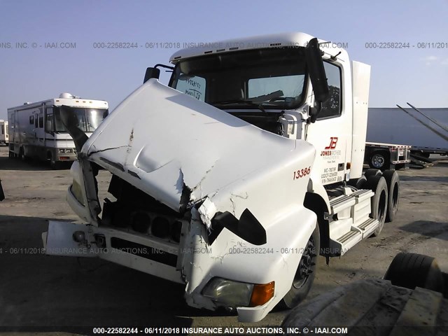 4V4MC9GH17N463632 - 2007 VOLVO VNM M WHITE photo 2