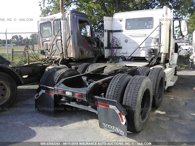 4V4MC9GH17N463632 - 2007 VOLVO VNM M WHITE photo 4