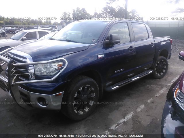 5TFEY5F11DX135917 - 2013 TOYOTA TUNDRA CREWMAX SR5 BLUE photo 2