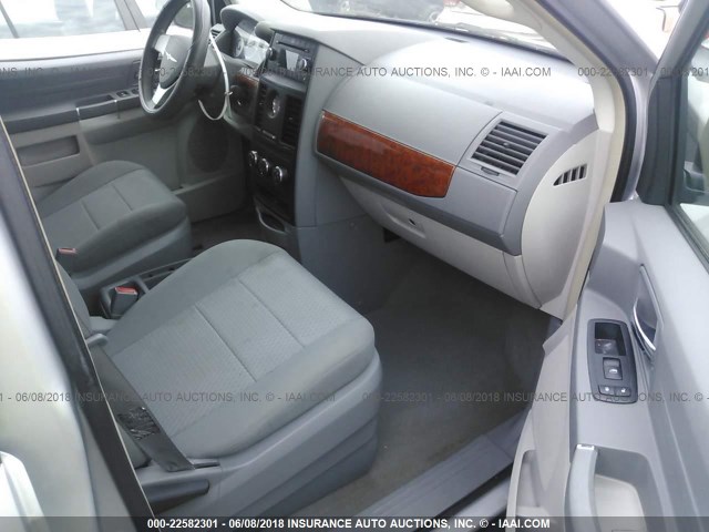 2A8HR44H38R818140 - 2008 CHRYSLER TOWN & COUNTRY LX SILVER photo 5