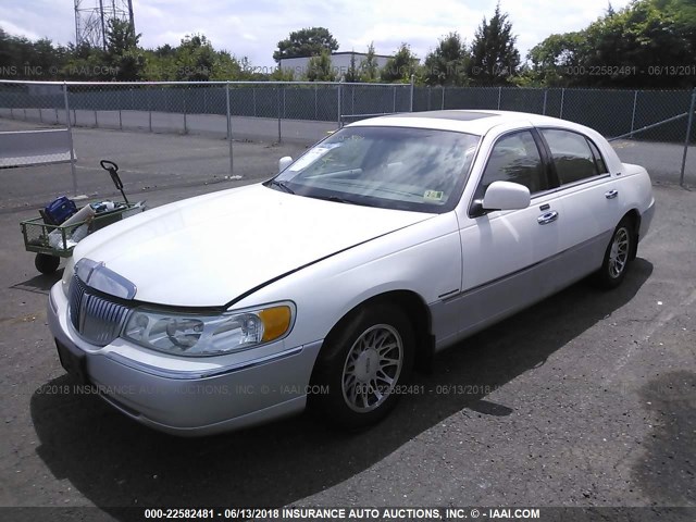 1LNHM82W62Y610895 - 2002 LINCOLN TOWN CAR SIGNATURE WHITE photo 2