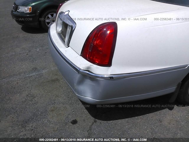 1LNHM82W62Y610895 - 2002 LINCOLN TOWN CAR SIGNATURE WHITE photo 6