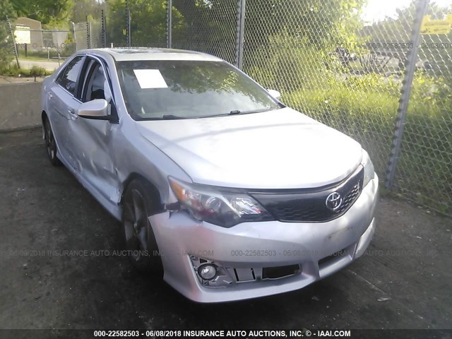 4T1BF1FK6EU374159 - 2014 TOYOTA CAMRY L/SE/LE/XLE 银色 照片 1