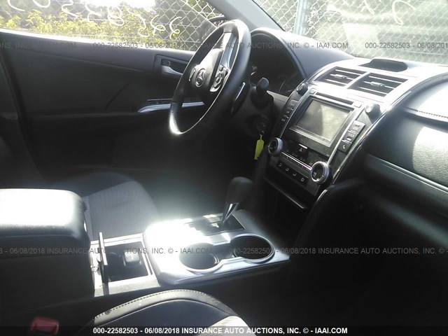 4T1BF1FK6EU374159 - 2014 TOYOTA CAMRY L/SE/LE/XLE 银色 照片 5