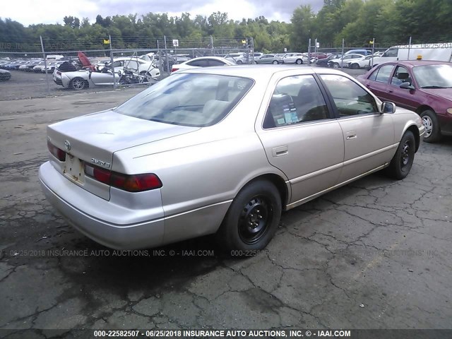4T1BG22K8WU298163 - 1998 TOYOTA CAMRY CE/LE/XLE TAN photo 4