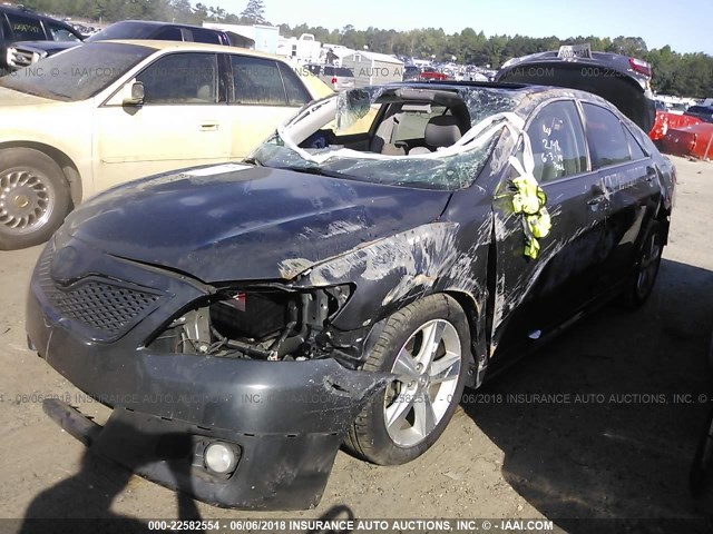 4T1BF3EK7BU231696 - 2011 TOYOTA CAMRY SE/LE/XLE GRAY photo 2