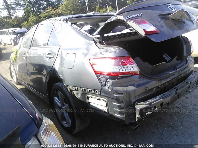 4T1BF3EK7BU231696 - 2011 TOYOTA CAMRY SE/LE/XLE GRAY photo 3