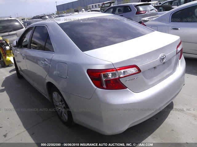 4T1BF1FKXEU398416 - 2014 TOYOTA CAMRY L/SE/LE/XLE 银色 照片 3