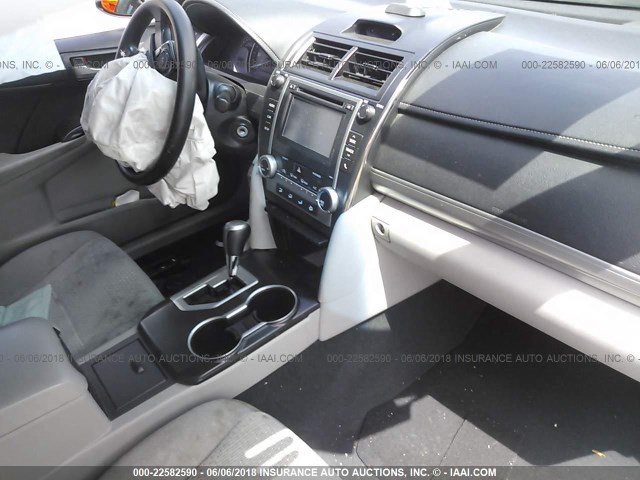 4T1BF1FKXEU398416 - 2014 TOYOTA CAMRY L/SE/LE/XLE 银色 照片 5