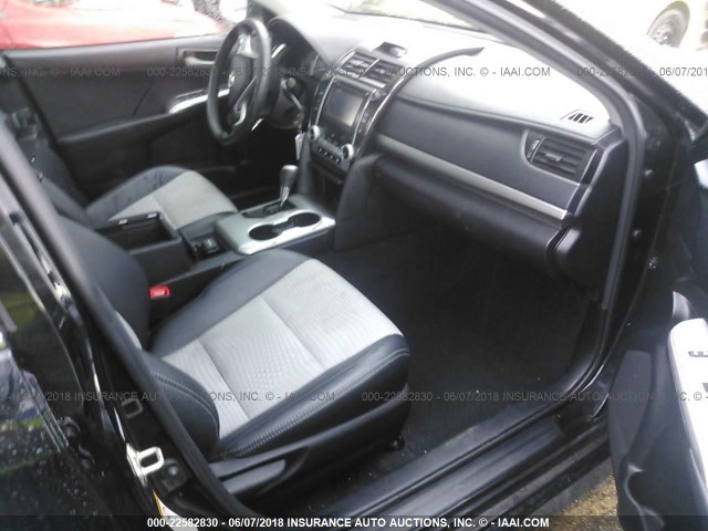 4T1BF1FK8EU468933 - 2014 TOYOTA CAMRY L/SE/LE/XLE 黑色 照片 5