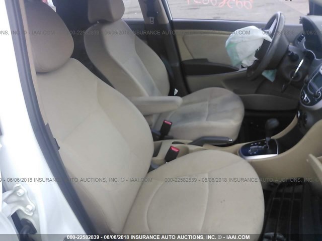 KMHCT4AE6DU490704 - 2013 HYUNDAI ACCENT GLS/GS WHITE photo 5