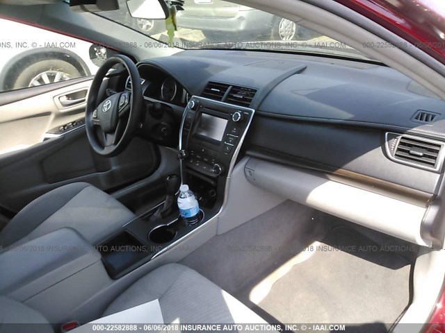 4T1BF1FK1GU528568 - 2016 TOYOTA CAMRY LE/XLE/SE/XSE მუქწითელი ფოტო 5