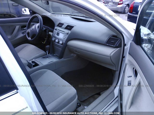 4T1BF3EK5BU597835 - 2011 TOYOTA CAMRY SE/LE/XLE WHITE photo 5