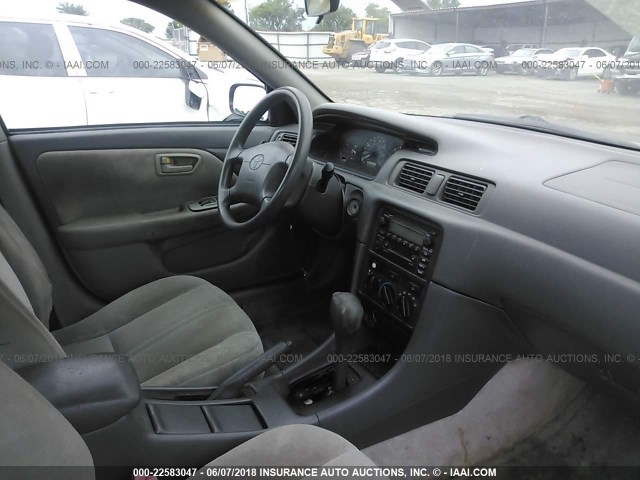 4T1BG22K11U051009 - 2001 TOYOTA CAMRY CE/LE/XLE GRAY photo 5
