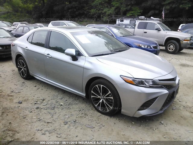 4T1B11HK2JU532969 - 2018 TOYOTA CAMRY L/LE/XLE/SE/XSE SILVER photo 1