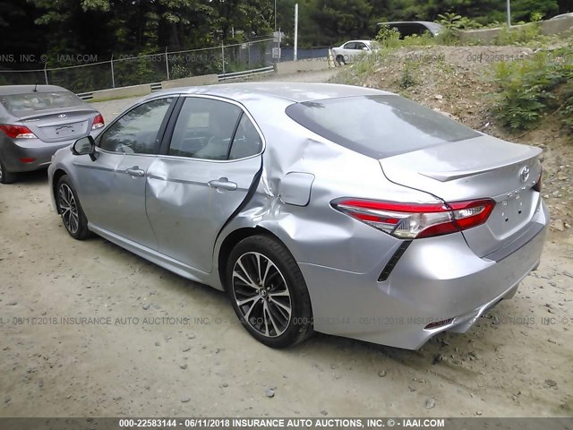 4T1B11HK2JU532969 - 2018 TOYOTA CAMRY L/LE/XLE/SE/XSE SILVER photo 3